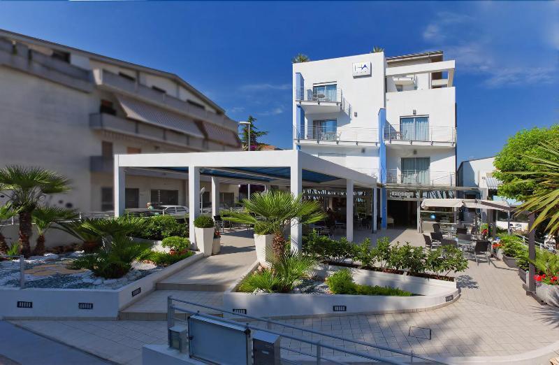 Hotel Antares Alba Adriatica Esterno foto